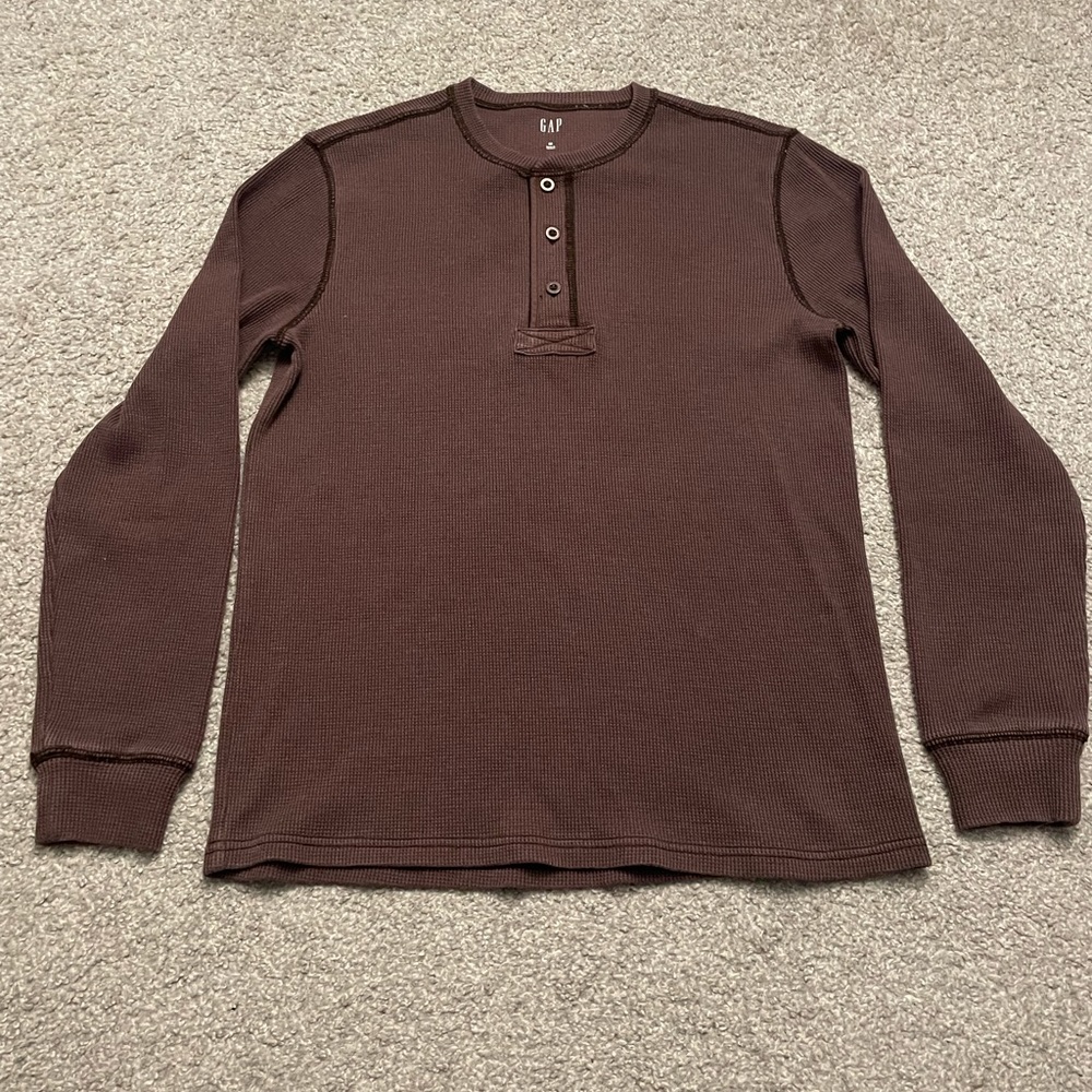 GAP Men’s Henley Shirt. Size: Medium Color: Marron. NWOT
